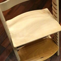 ストッケ　白色　茶色の足置き付きの画像