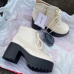★3 新品 厚底ブーツ オフホワイトの画像