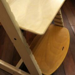 ストッケ　白色　茶色の足置き付きの画像