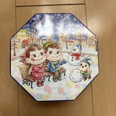 猫のお菓子缶の画像