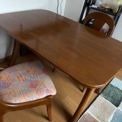ダイニングテーブルの画像
