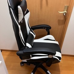 ゲーミングチェア　使用者女性　の画像