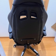 ゲーミングチェア　使用者女性　の画像