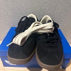 adidas スニーカー　24.5の画像