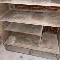 昔の古いレトロな下駄箱の画像