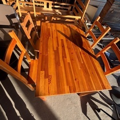 ダイニングテーブルと椅子4脚になります、の画像