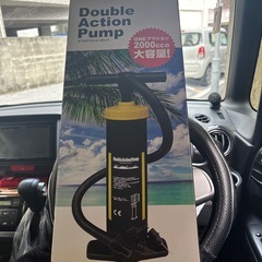 浮き輪と空気入れの画像