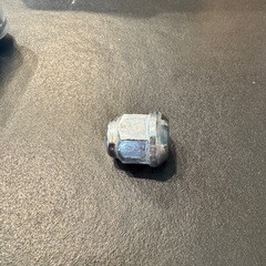 タイヤのナットの画像