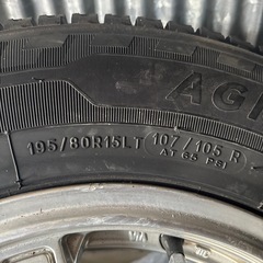 ハイエースなどにタイヤホイールセットの画像