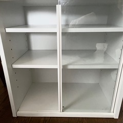 白い食器棚　飾り棚の画像