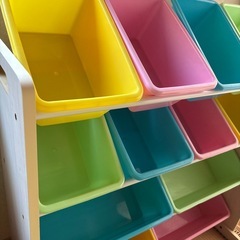 おもちゃ収納棚の画像
