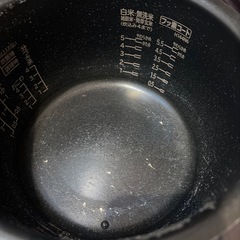 日立の赤い炊飯器の画像