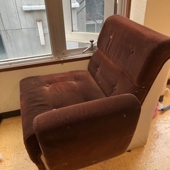 別珍素材の古いソファの画像