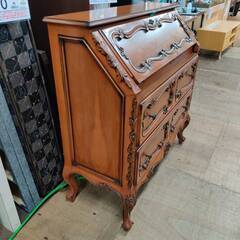 【愛品倶楽部柏店】ライティングビューロー ガブリオールレッグ ロカイユ装飾文様の画像