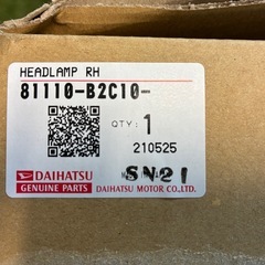 令和5年式　ダイハツ　タント　ファンクロス用右側ヘッドライトの画像