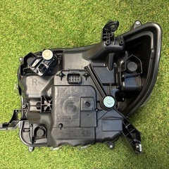 令和5年式　ダイハツ　タント　ファンクロス用右側ヘッドライトの画像