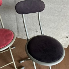 おしゃれな折り畳み椅子2脚の画像