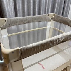 アップリカ　ココネルエアープラス　ベージュ　ベビーベッドの画像