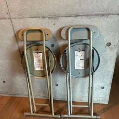おしゃれな折り畳み椅子2脚の画像