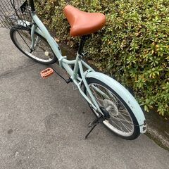 リサイクルショップどりーむ天保山店　No595 折りたたみ自転車　水色　ギア切替付き🎵　充電式ライト付属　折りたたみ可能で便利♪　小柄な方でも乗れる♪の画像