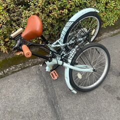 リサイクルショップどりーむ天保山店　No595 折りたたみ自転車　水色　ギア切替付き🎵　充電式ライト付属　折りたたみ可能で便利♪　小柄な方でも乗れる♪の画像
