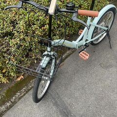 リサイクルショップどりーむ天保山店　No595 折りたたみ自転車　水色　ギア切替付き🎵　充電式ライト付属　折りたたみ可能で便利♪　小柄な方でも乗れる♪の画像