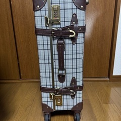 四つ足スーツケースの画像