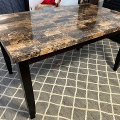 フェイクマーブル天板のダイニングテーブルの画像