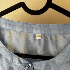 titivate フリル付きライトブルーブラウスの画像