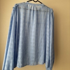 titivate フリル付きライトブルーブラウスの画像