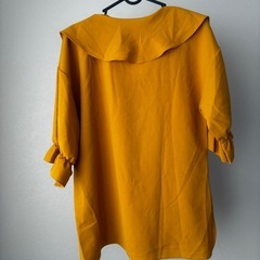 O.M.G フリル付きマスタードブラウス 五分の画像