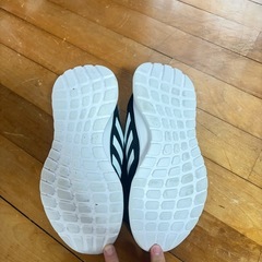 アディタス子供用スニーカー（23cm）の画像