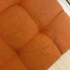 オレンジの座椅子の画像