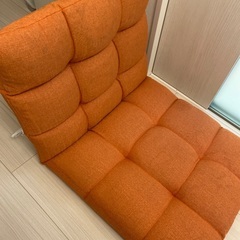 オレンジの座椅子の画像