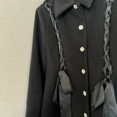 リボン付き黒ロングコートの画像