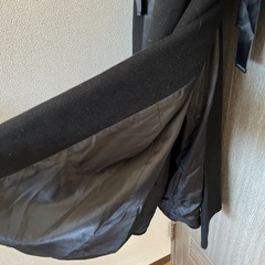 リボン付き黒ロングコートの画像