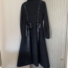 リボン付き黒ロングコートの画像