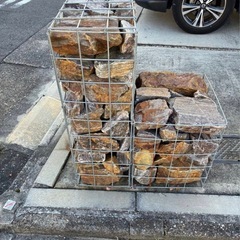 引取り専用ガビオン大×2個、石付き。蛇籠　ストーンボックの画像