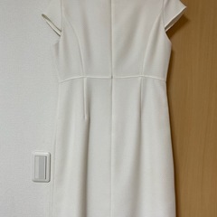 白のワンピーススーツの画像