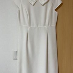 白のワンピーススーツの画像