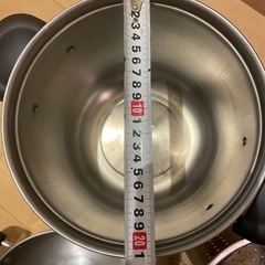 深い鍋の画像