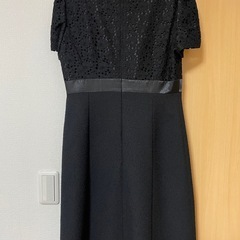 黒のワンピーススーツの画像