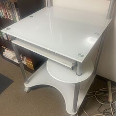 ニトリ　ガラス　PCデスク　の画像