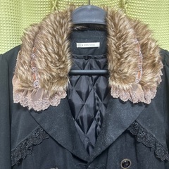 アクシーズファム　黒のコートの画像