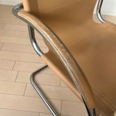 ベージュレザー ダイニングチェア　カンティレバーの画像