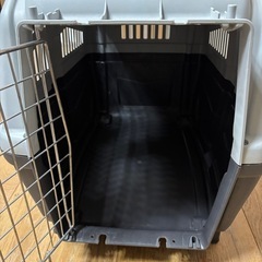 中型犬用のSKUDOキャリーバッグ、金属製扉と通気口付き。 の画像