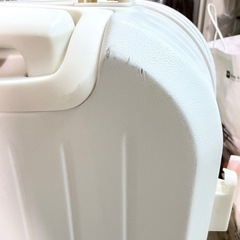 白色スーツケースの画像