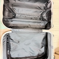 白色スーツケースの画像