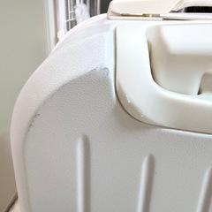 白色スーツケースの画像