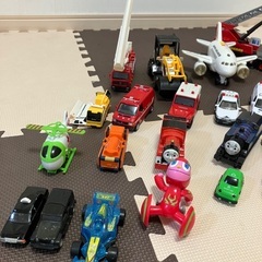 ミニカーとその他のおもちゃの画像